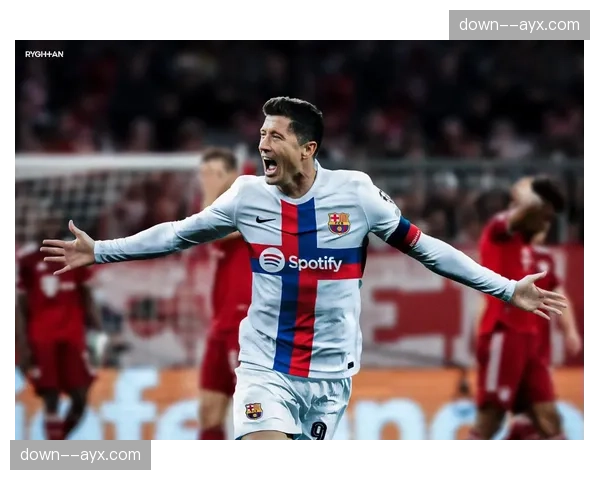 镜头定格：莱万多夫斯基面对旧主多特蒙德进球后，拒绝庆祝，双手下压