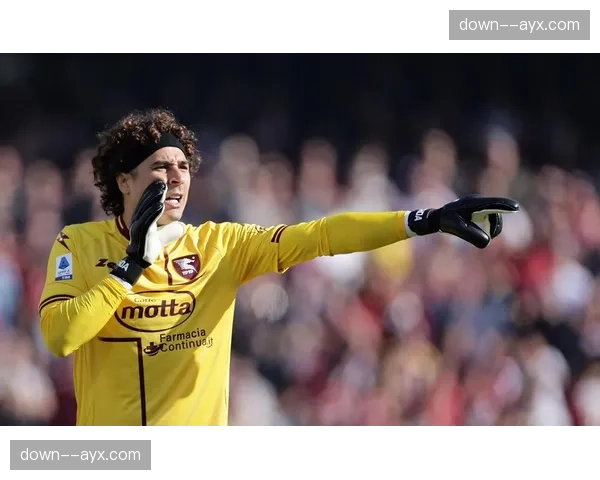 镜头：萨勒尼塔纳主帅在球队丢球后长时间凝视草皮的沉默